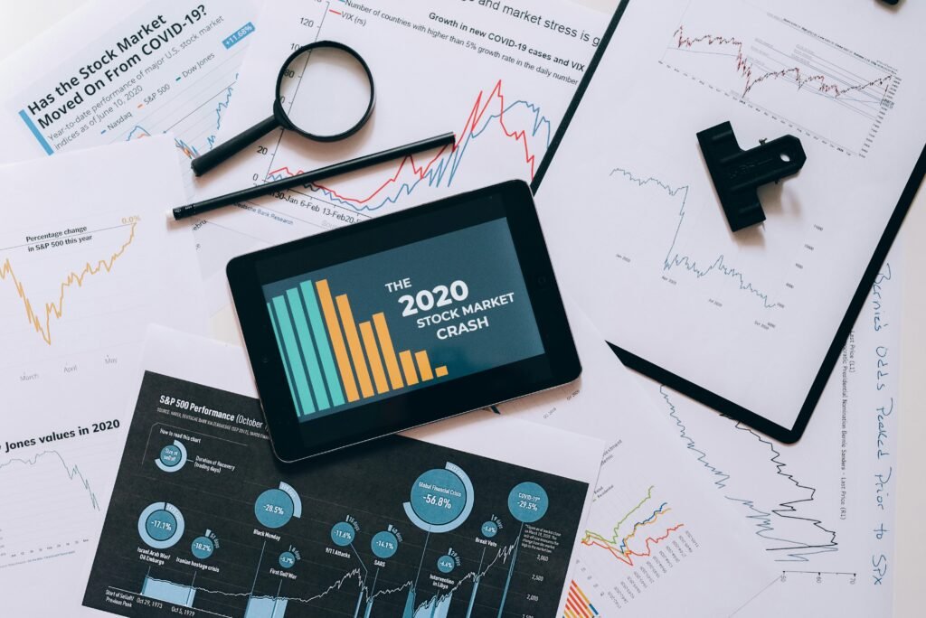Marzo 2026: ¿Capitulación o Reajuste del Mercado? Tablet displaying 2020 stock market crash amidst graphs and charts. Perfect for financial analysis themes.