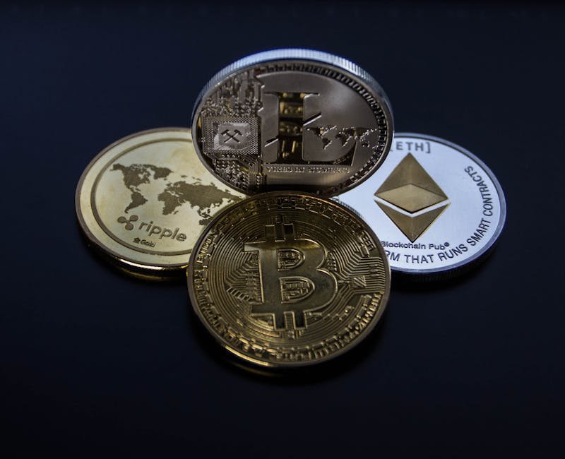 Marzo 2026: ¿Capitulación o Reajuste del Mercado? Detailed photo showcasing bitcoin, ethereum, litecoin, and ripple coins representing digital currency.